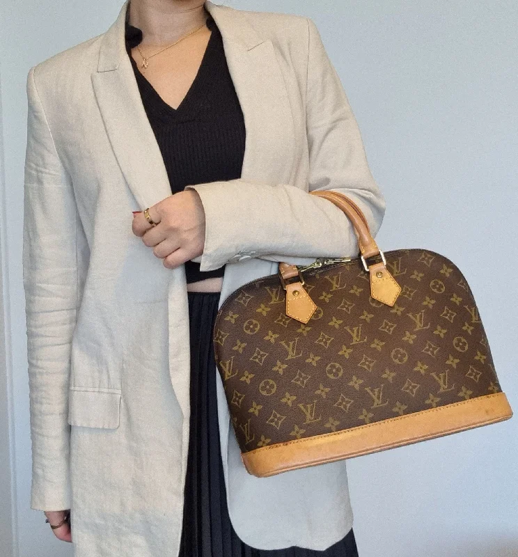 Louis Vuitton Speedy bags in monogram canvas for a classic lookLouis Vuitton Alma Monogram PM