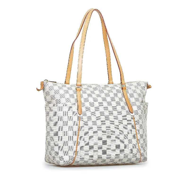 Ladies Louis Vuitton Petite Malle bags with a star - shaped charm for cutenessLouis Vuitton Damier Azur Totally MM (hU6pFV)