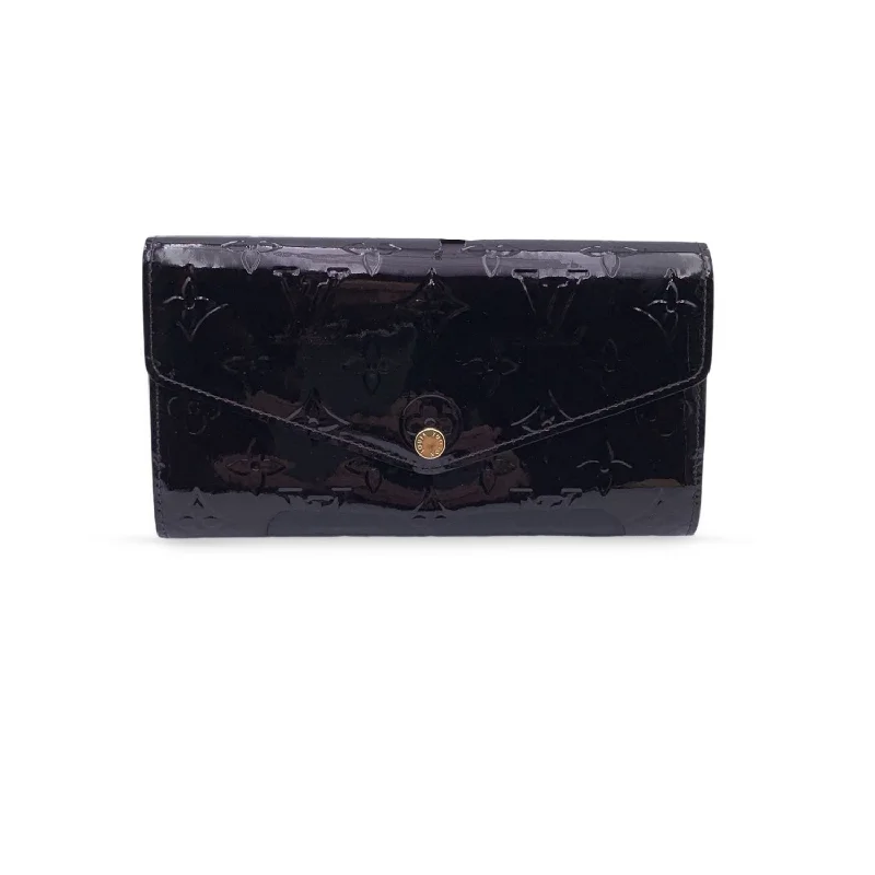 Louis Vuitton bags with a magnetic snap closure for easy accessLOUIS VUITTON Amarante Monogram Vernis Sarah Continental Wallet