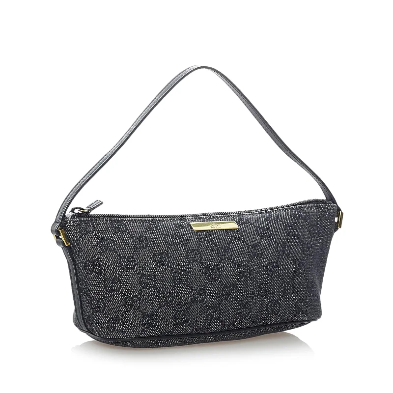 Women Gucci tote bags in GG Supreme canvas for a branded feelGucci GG Canvas Boat Baguette (32025)